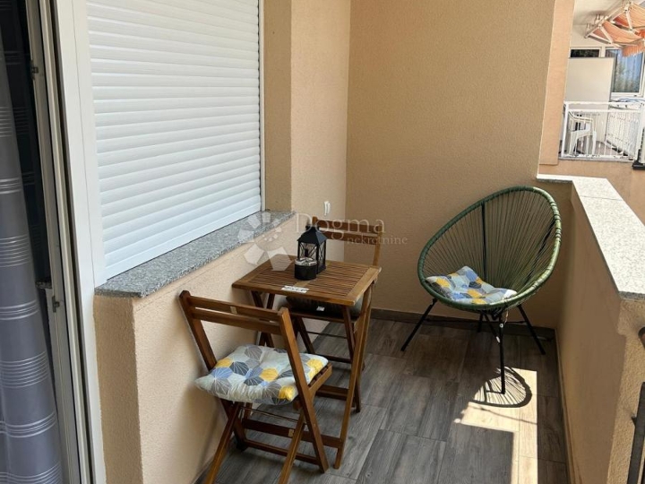Crikvenica – kuća u nizu | 3 zasebna stana | 100 m od mora i centra