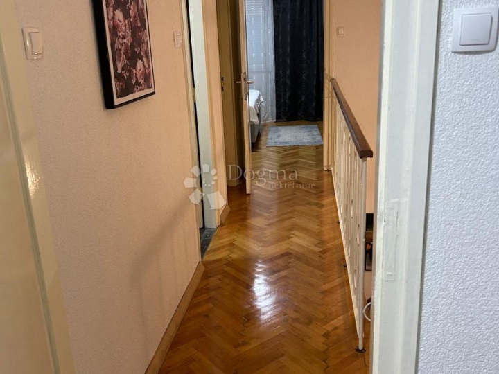 Crikvenica – kuća u nizu | 3 zasebna stana | 100 m od mora i centra