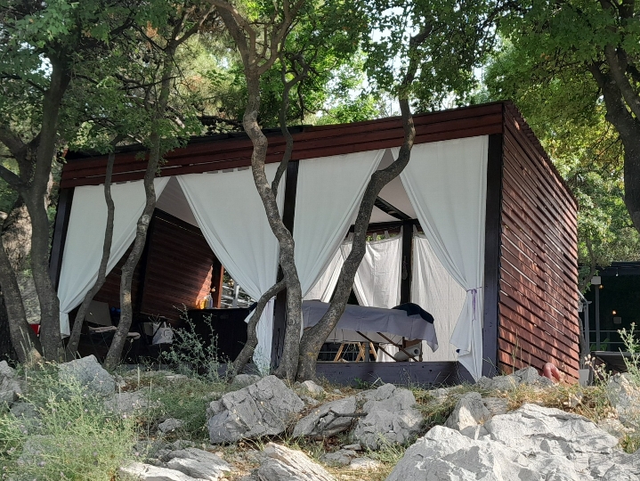 Pergola za masažu na plaži – uhodan posao