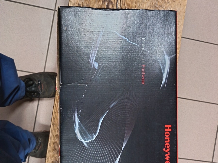 Prodajem nove radne cipele nenošene