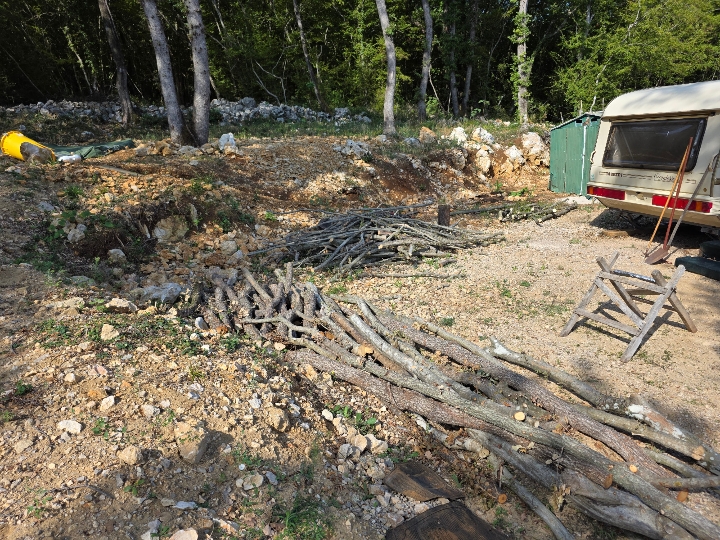 Čišćenje vrta i okućnica na otoku Krku