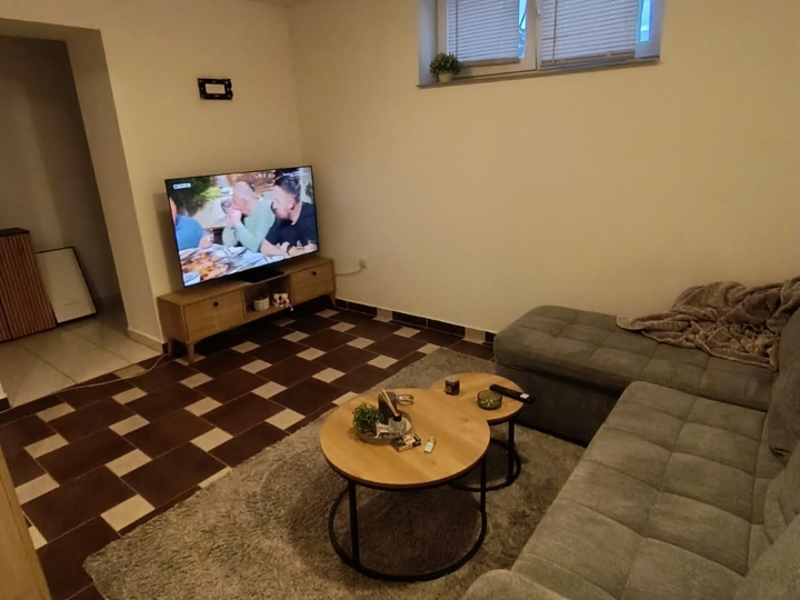 Hosti, garsonijera
