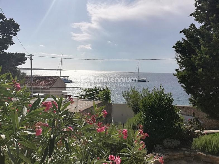 Otok Unije, ekskluzivna kamena kuća, 1. red do mora