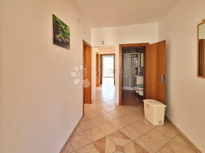 Apartman od centra Malinske udaljen 5 minuta!
