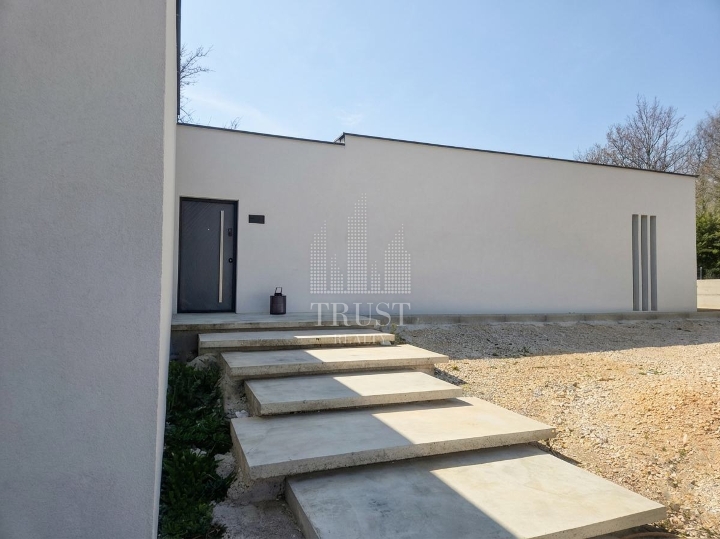 Istra, Labin - moderna prizemnica u blizini centra