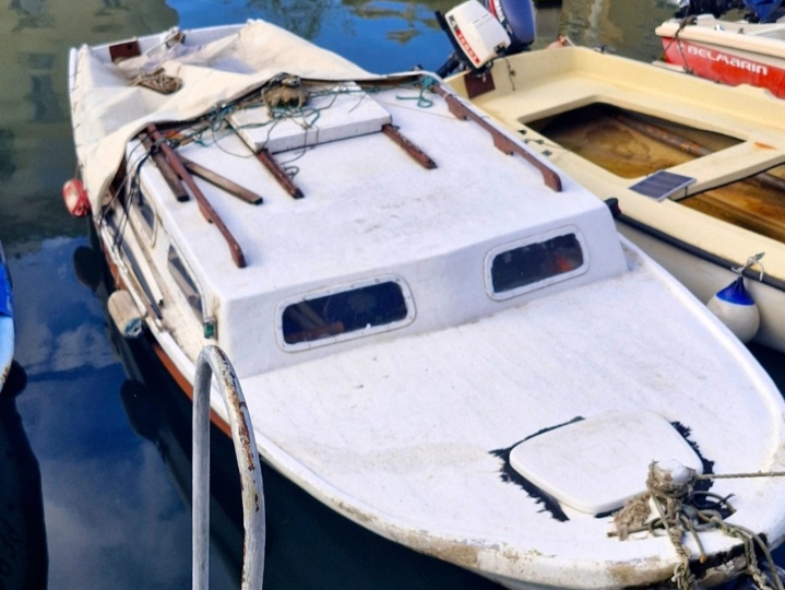 Brodica pasara s kabinom, Rijeka