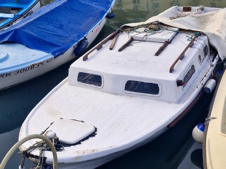 Brodica pasara s kabinom, Rijeka