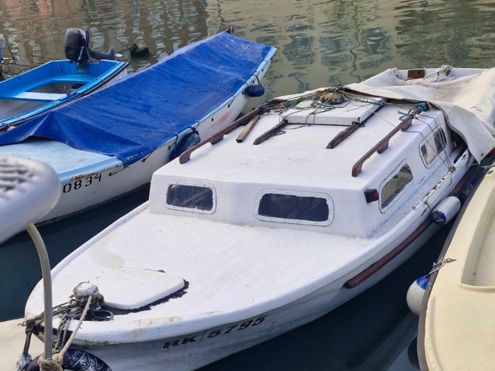 Brodica pasara s kabinom, Rijeka