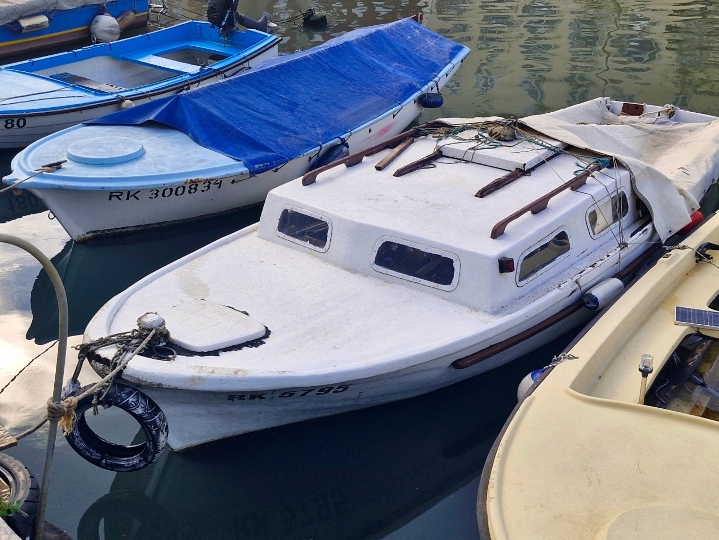 Brodica pasara s kabinom, Rijeka