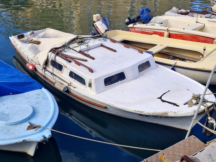Brodica pasara s kabinom, Rijeka