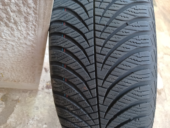 GoodYear cjelogodišnje gume 215/60 R17