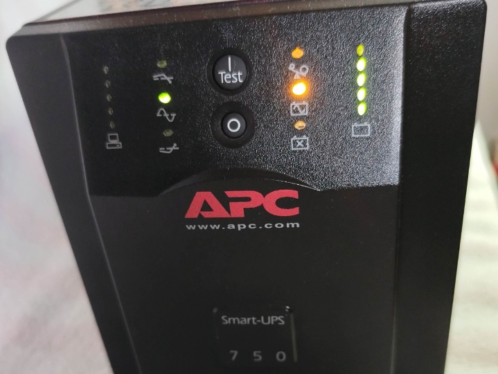 Ups za računala i tehniku Apc 750W