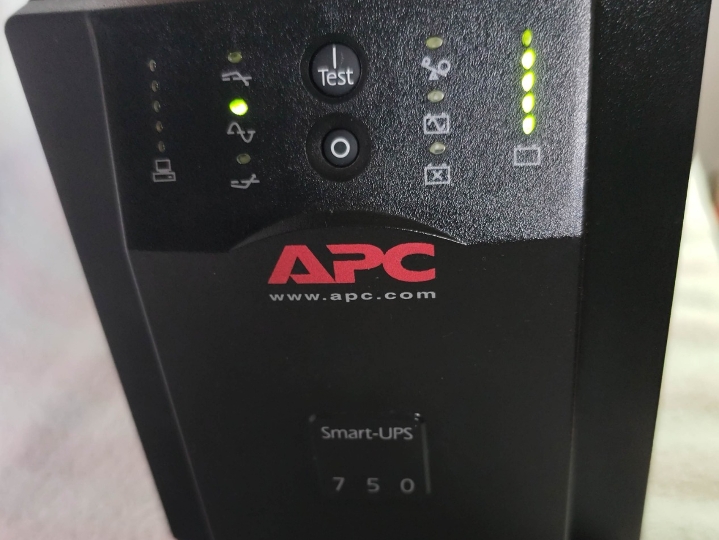 Ups za računala i tehniku Apc 750W