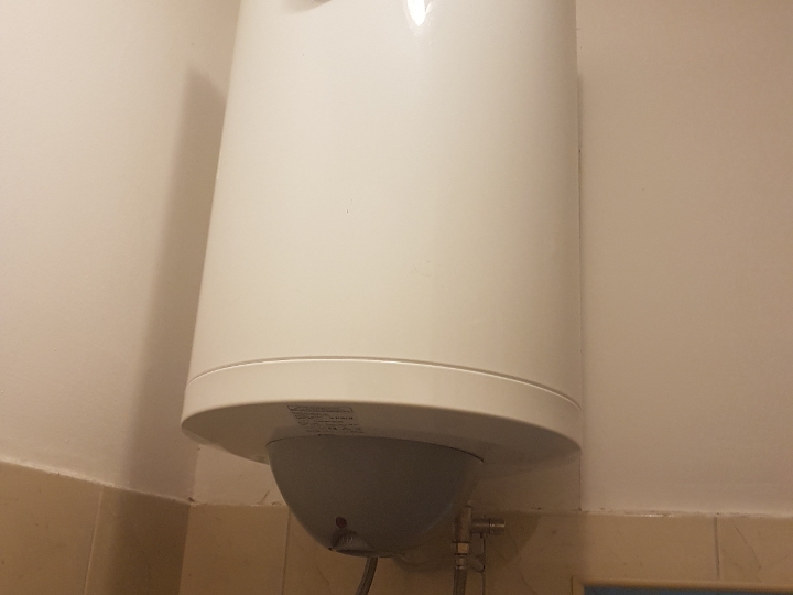Tražim vodoinstalatera za zamjenu bojlera, vodokotlića i pipe