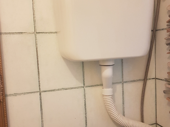 Tražim vodoinstalatera za zamjenu bojlera, vodokotlića i pipe