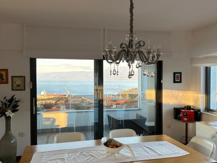 Kostrena - moderna vila s bazenom i pogledom na Kvarner
