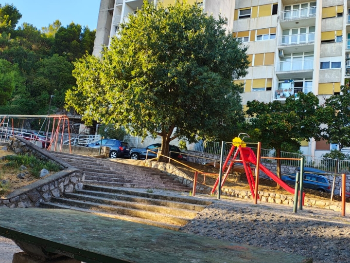 Tražimo 3. cimera/icu, Rijeka, slobodna najveća soba s balkonom