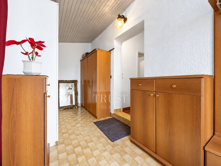 Istra, Ližnjan – investicijska prilika: Kuća s 3 stana i pogledom na more