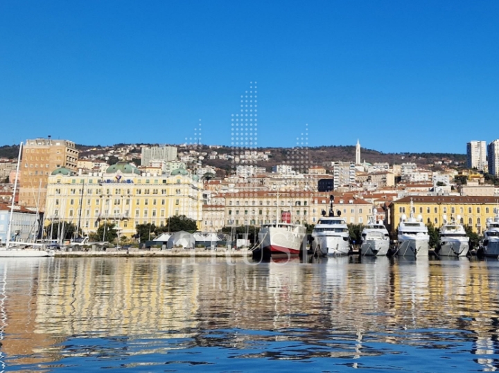 Rijeka, Centar - poslovni prostor s terasom 28m2