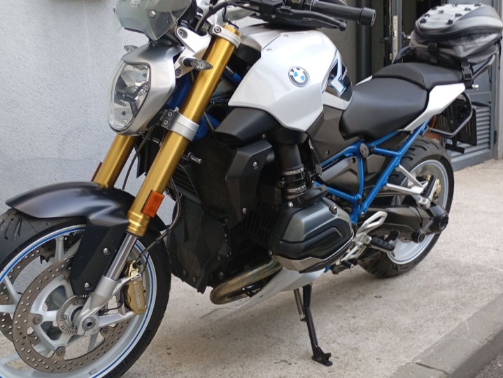 BMW R2200R