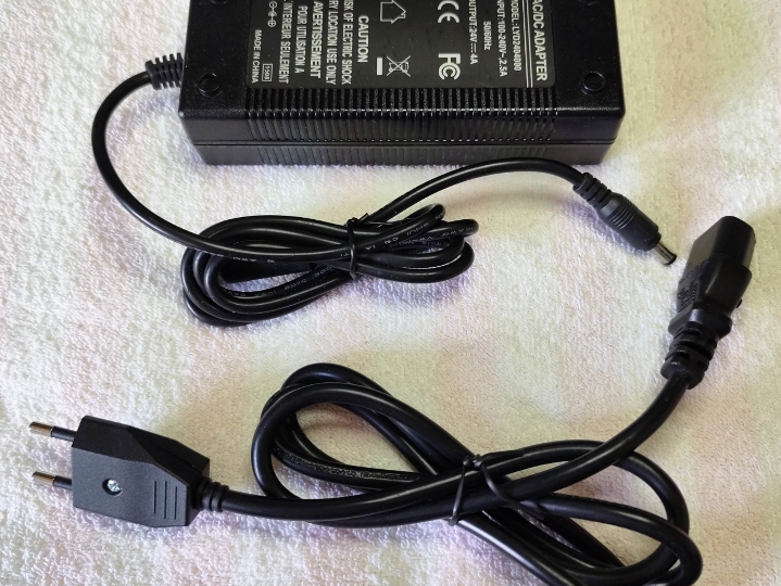 Adapter napona 220 / 24V 4A