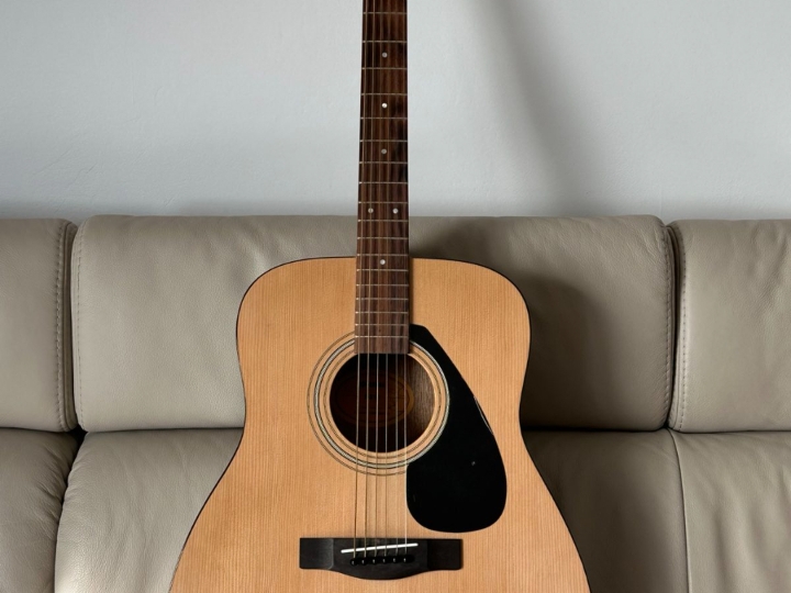 Yamaha akustična gitara