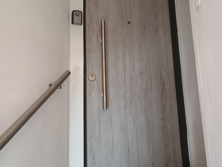 Novi stan iznajmljujem studentima.