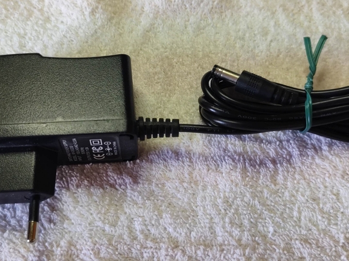 Adapter napona 220 V, 5V-2A