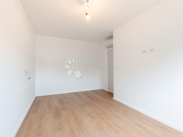 Rešetari, kuća 180m2 s garažom