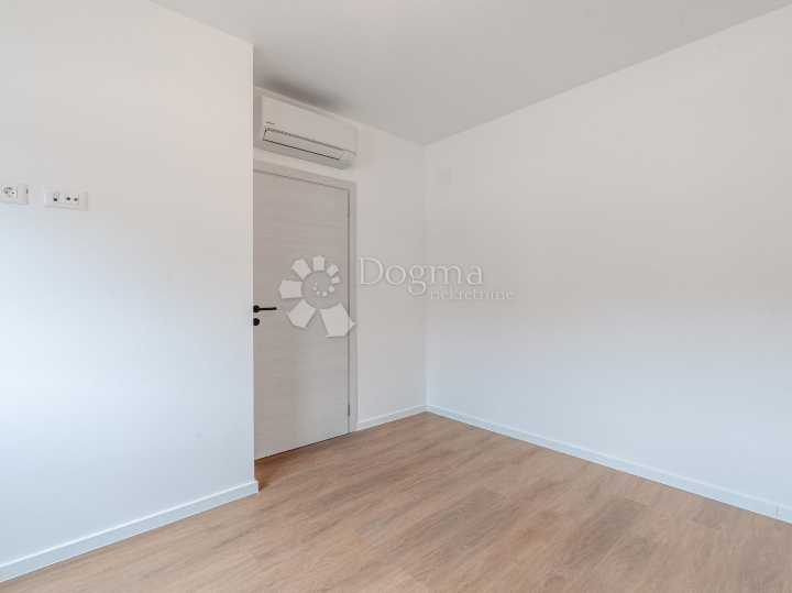 Rešetari, kuća 180m2 s garažom