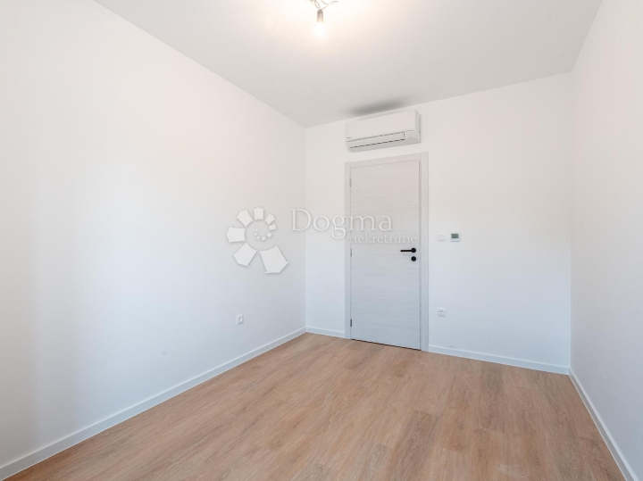Rešetari, kuća 180m2 s garažom