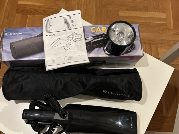 Electrolux 12V auto usisavač s lampom – komplet, kao nov