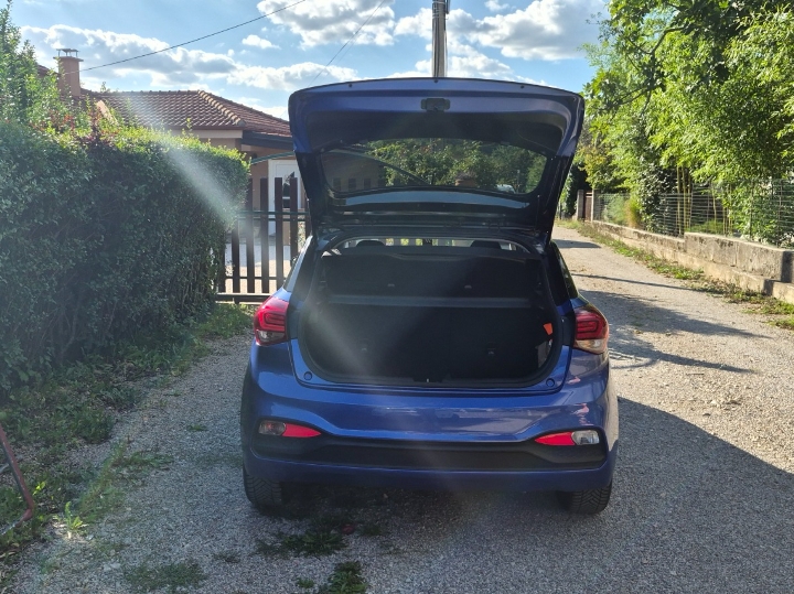 Prodajem Hyundai I20 FL 1.2 DOHC 84 KS, vatrena edicija, 65.000 km