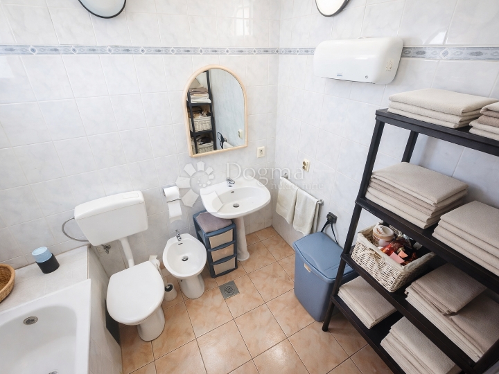 Glavani – kuća P+1+potkrovlje + kamena kućica, useljivo, 181.000 €