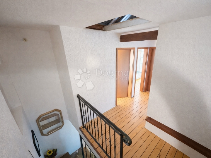 Glavani – kuća P+1+potkrovlje + kamena kućica, useljivo, 181.000 €