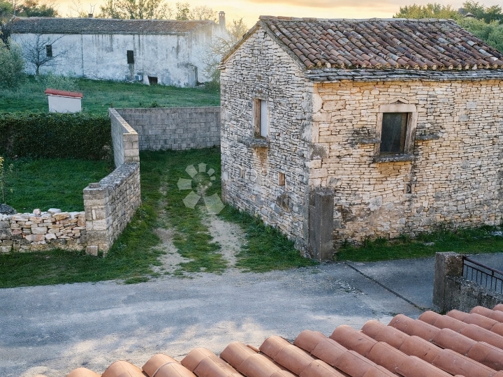 Glavani – kuća P+1+potkrovlje + kamena kućica, useljivo, 181.000 €