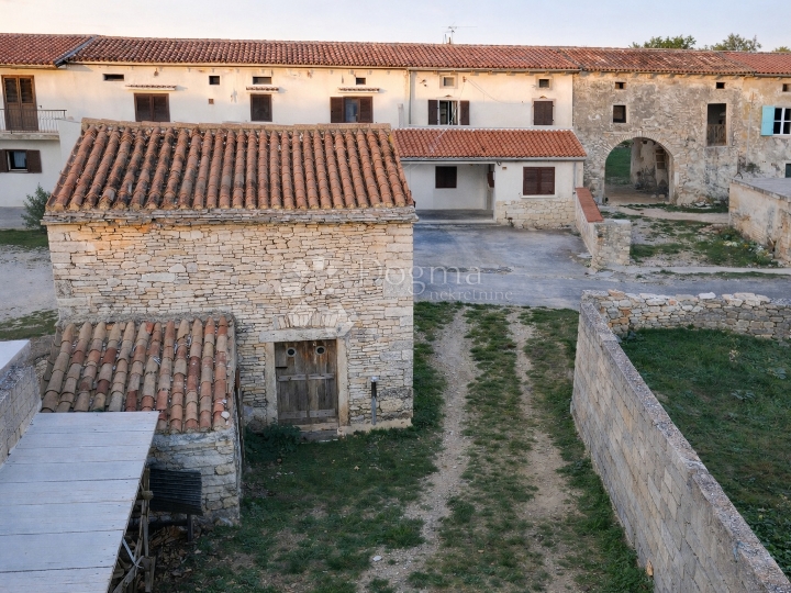 Glavani – kuća P+1+potkrovlje + kamena kućica, useljivo, 181.000 €