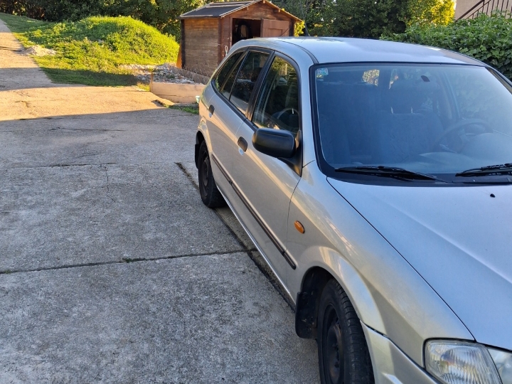 Mazda 323 f ,2001. god., reg. god. dana
