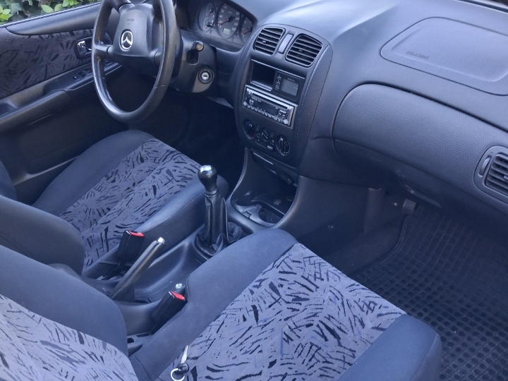 Mazda 323 f ,2001. god., reg. god. dana