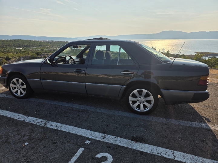 Mercedes 124, 200D reg 09/27