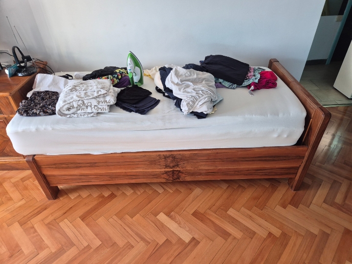 Prodajem krevet, ormar, radni stol i kredencu