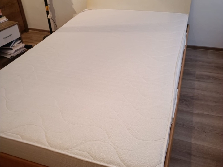 Krevet 120 x 200 cm, u odličnom stanju