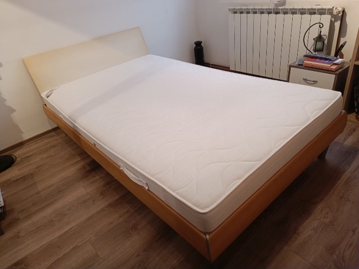 Krevet 120 x 200 cm, u odličnom stanju