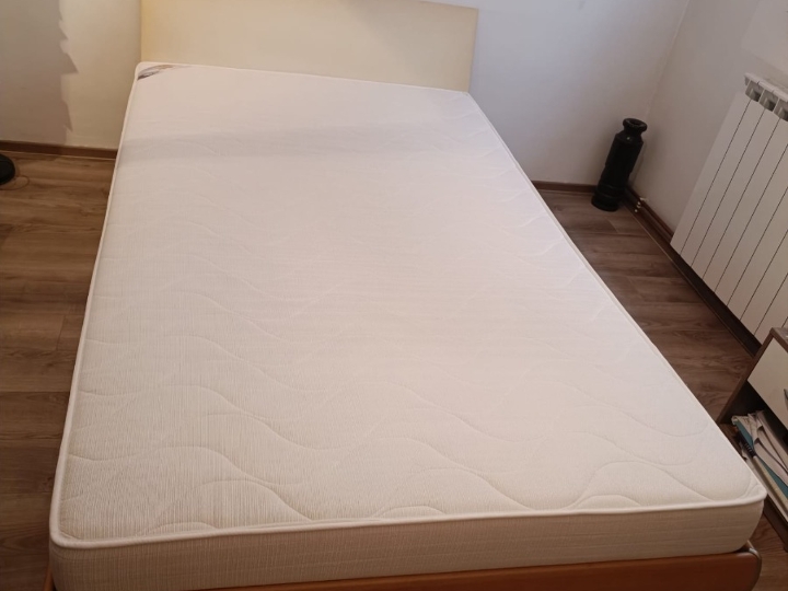 Krevet 120 x 200 cm, u odličnom stanju