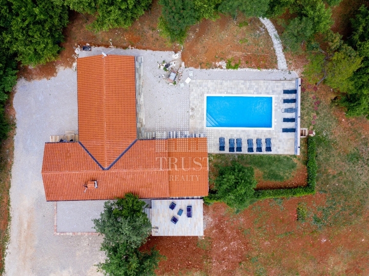 Istra, Labin - kuća s bazenom i prostranom okućnicom