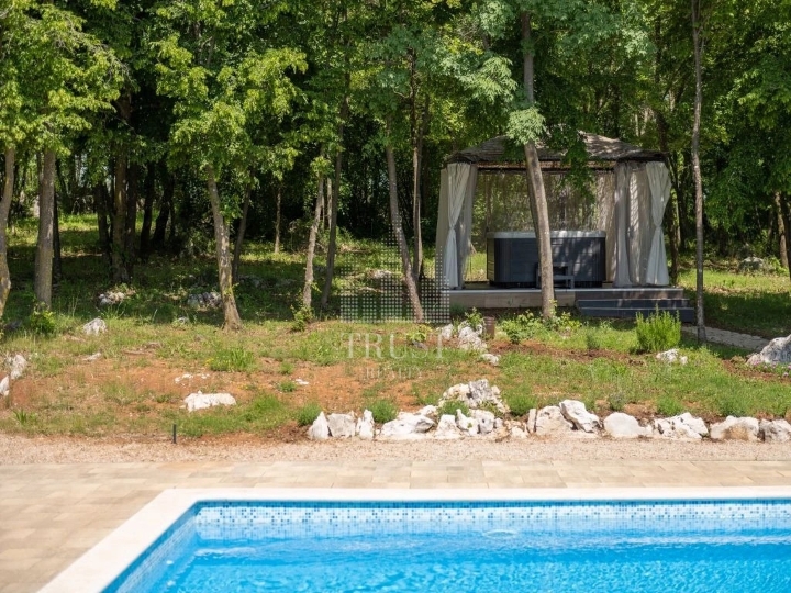 Istra, Labin - kuća s bazenom i prostranom okućnicom