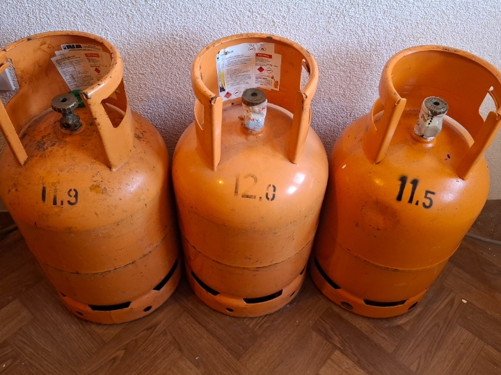 3 plinske boce za 200 €