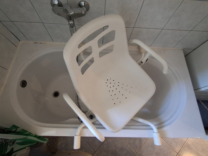 Medicinsku rotirajuću stolicu za kadu