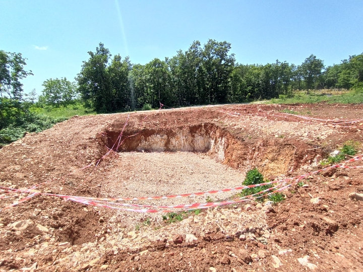 Teren 554 m2 s građ. dozvolom i plaćenim komunalijama