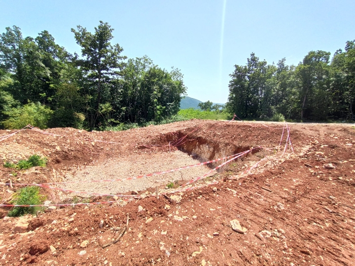 Teren 554 m2 s građ. dozvolom i plaćenim komunalijama